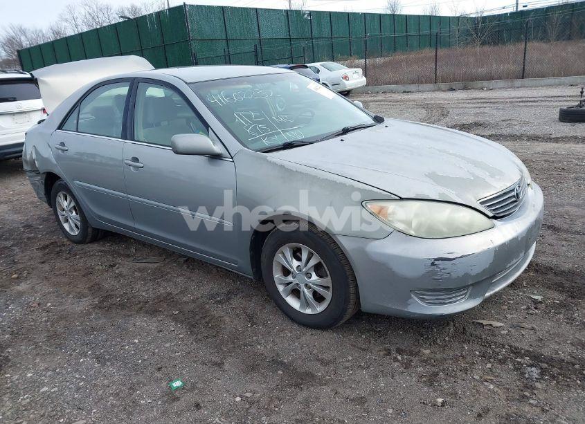 2005 Toyota Camry LE (VIN 4T1BE32K85U510747) main photo