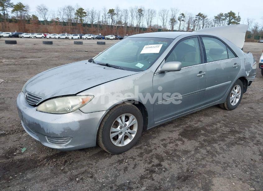 Photo 2 of 2005 Toyota Camry LE (VIN 4T1BE32K85U510747)