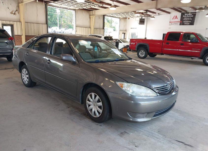 2005 Toyota Camry LE (VIN 4T1BE32K85U543831) main photo