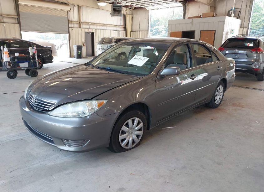 Photo 2 of 2005 Toyota Camry LE (VIN 4T1BE32K85U543831)