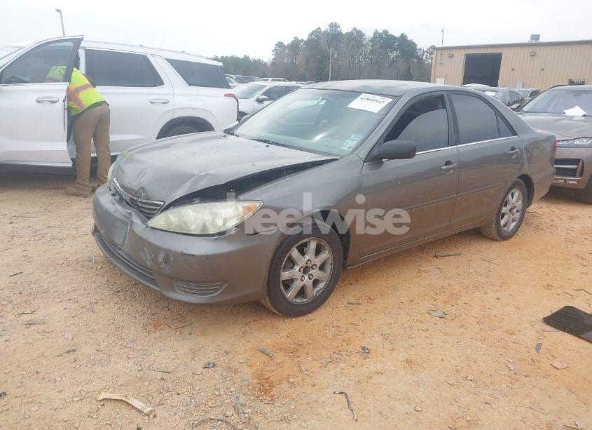 Photo 2 of 2005 Toyota Camry LE (VIN 4T1BE32K85U547409)