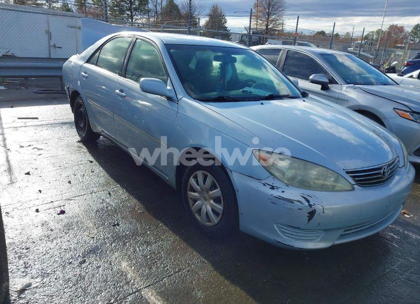 2005 Toyota Camry LE (VIN 4T1BE32K85U557597) main photo