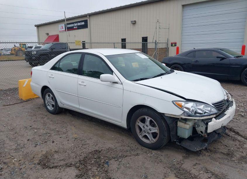 2005 Toyota Camry LE (VIN 4T1BE32K85U575095) main photo