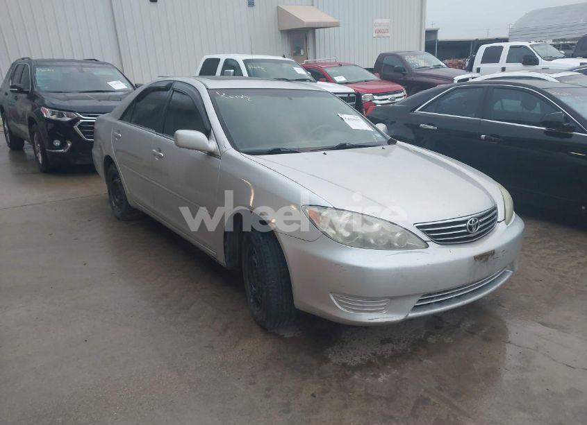 2005 Toyota Camry LE (VIN 4T1BE32K85U583746) main photo
