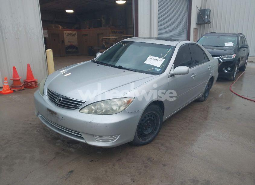 Photo 2 of 2005 Toyota Camry LE (VIN 4T1BE32K85U583746)