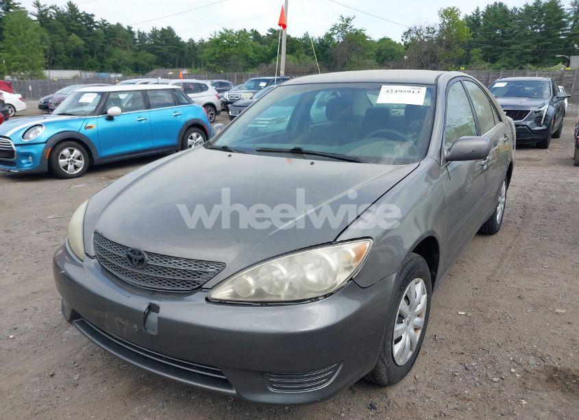 Photo 2 of 2005 Toyota Camry LE (VIN 4T1BE32K85U625154)