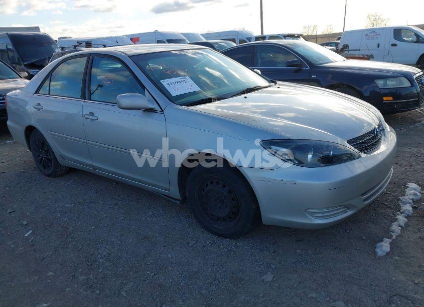 2002 Toyota Camry LE (VIN 4T1BE32K92U028980) main photo