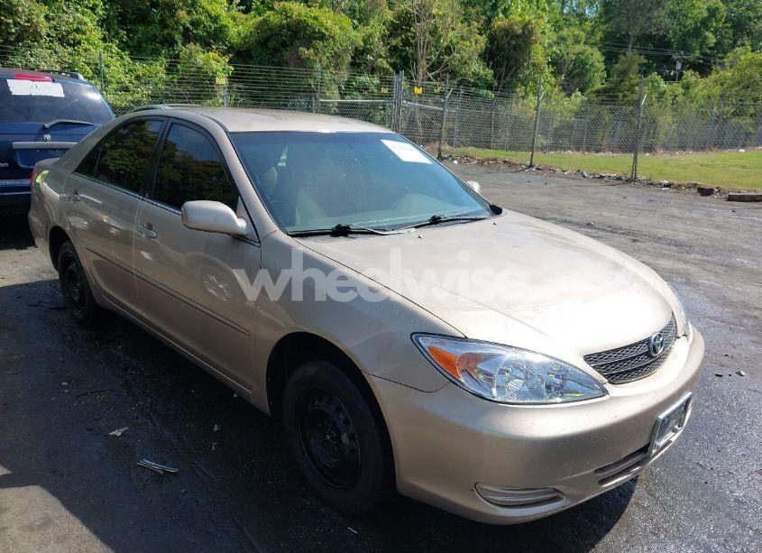 2002 Toyota Camry LE (VIN 4T1BE32K92U092811) main photo