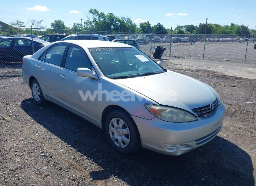 2002 Toyota Camry LE (VIN 4T1BE32K92U114712) main photo