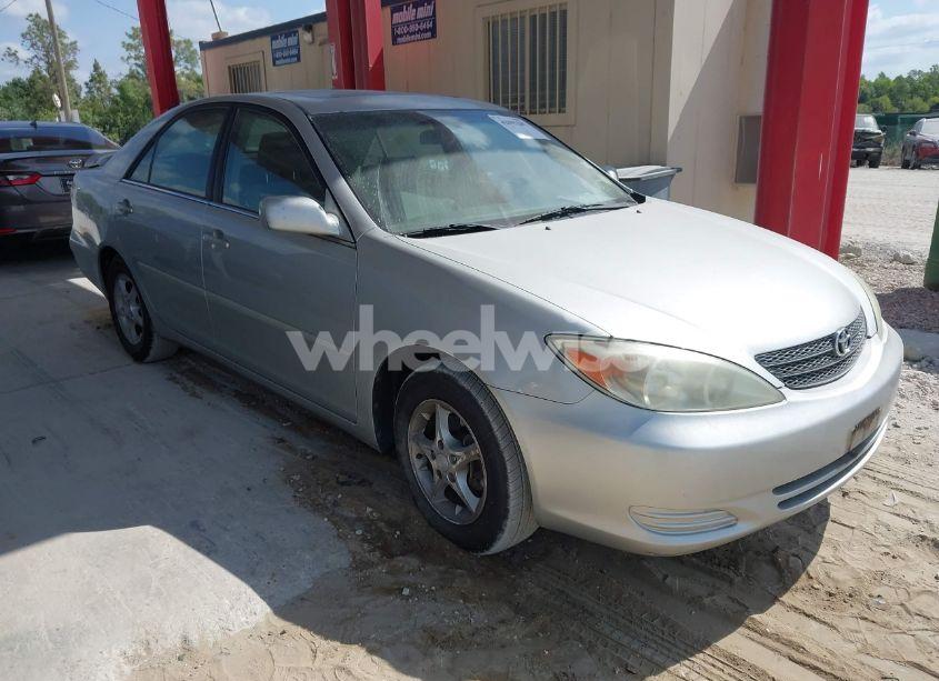 2002 Toyota Camry LE (VIN 4T1BE32K92U554994) main photo