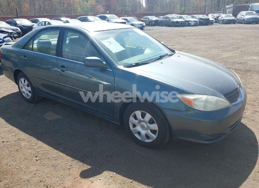 2002 Toyota Camry LE (VIN 4T1BE32K92U581337) main photo