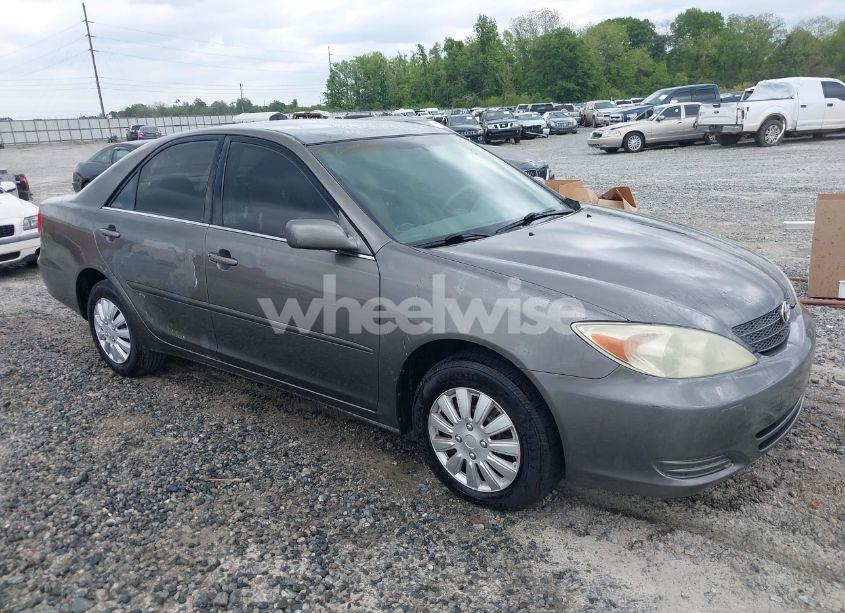 2002 Toyota Camry LE (VIN 4T1BE32K92U587008) main photo