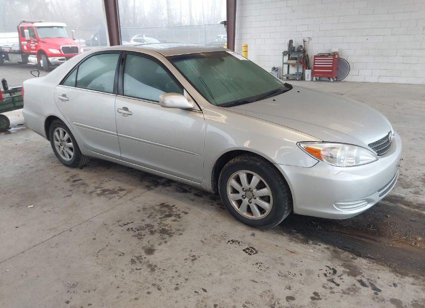 2002 Toyota Camry XLE (VIN 4T1BE32K92U590183) main photo
