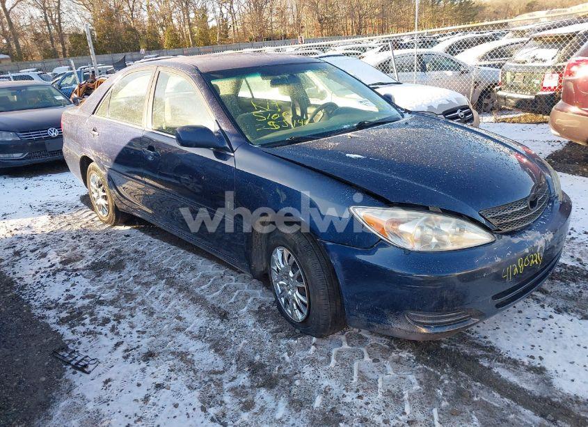 2002 Toyota Camry LE (VIN 4T1BE32K92U597960) main photo
