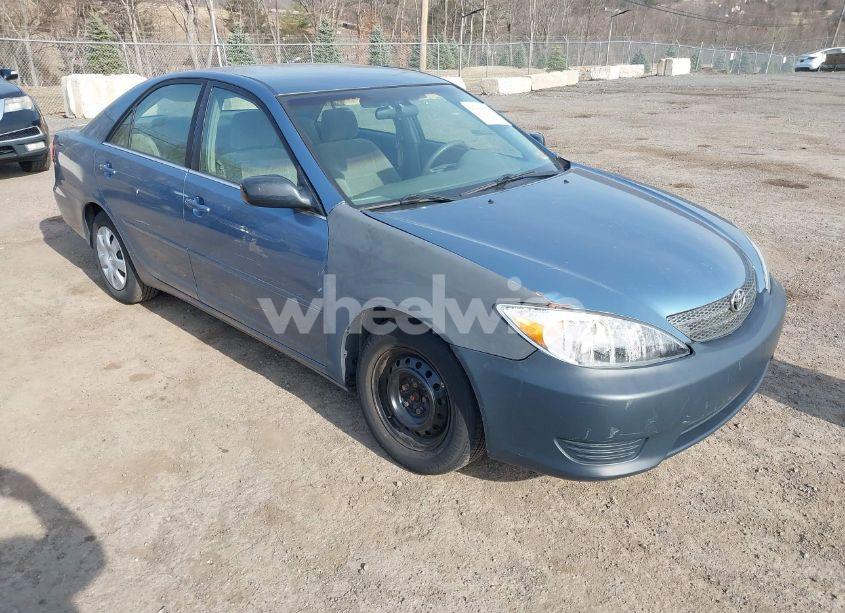 2002 Toyota Camry LE (VIN 4T1BE32K92U624428) main photo