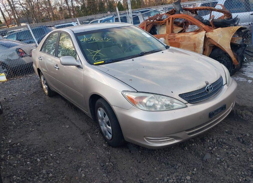 2004 Toyota Camry LE (VIN 4T1BE32K94U791424) main photo