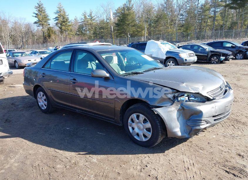 2004 Toyota Camry LE (VIN 4T1BE32K94U911545) main photo