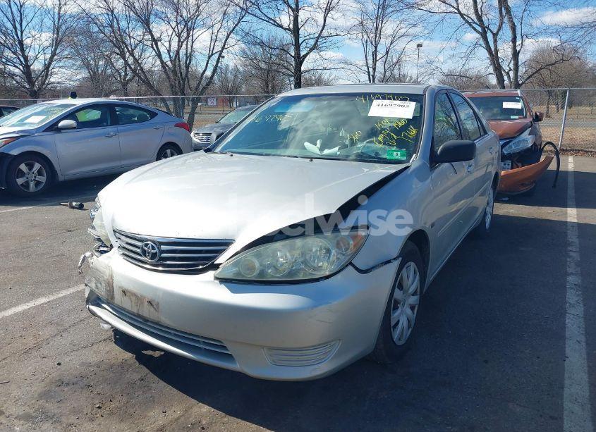 Photo 2 of 2005 Toyota Camry LE/XLE/SE (VIN 4T1BE32K95U013125)