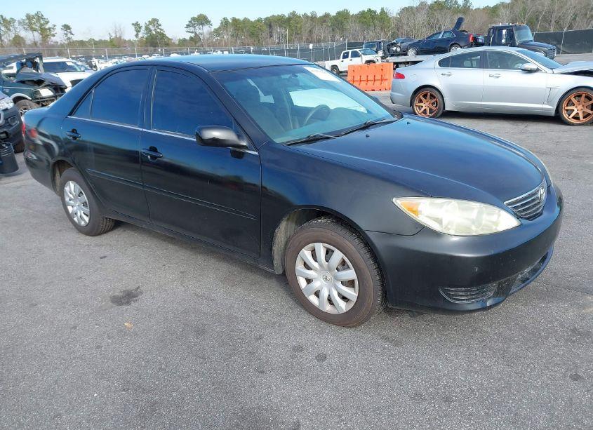 2005 Toyota Camry LE (VIN 4T1BE32K95U036260) main photo