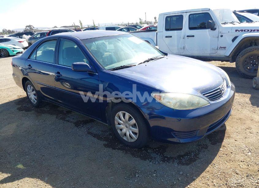 2005 Toyota Camry LE (VIN 4T1BE32K95U047145) main photo