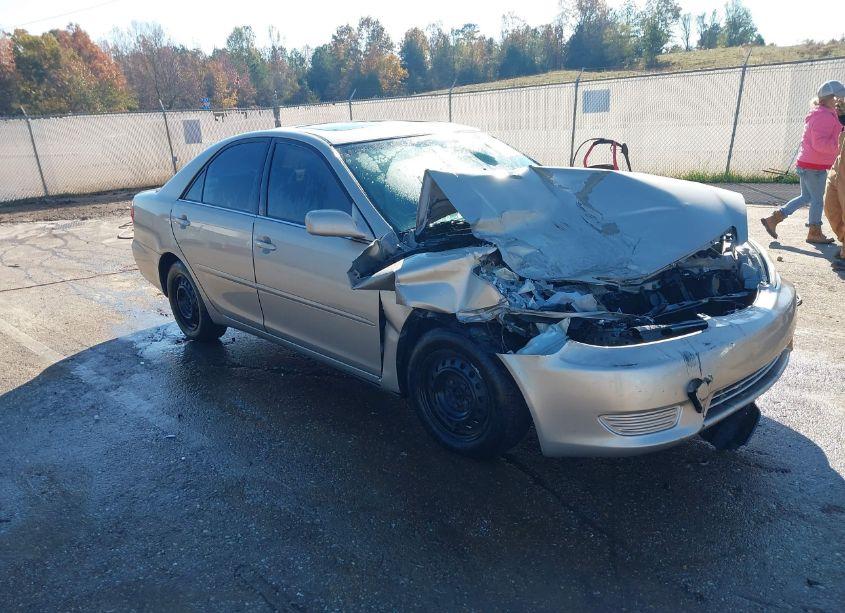2005 Toyota Camry LE (VIN 4T1BE32K95U051325) main photo