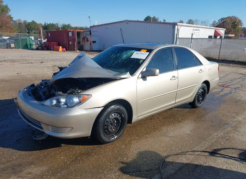 Photo 2 of 2005 Toyota Camry LE (VIN 4T1BE32K95U051325)