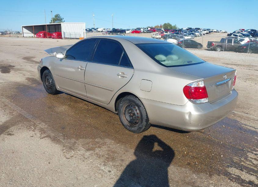 Photo 3 of 2005 Toyota Camry LE (VIN 4T1BE32K95U051325)