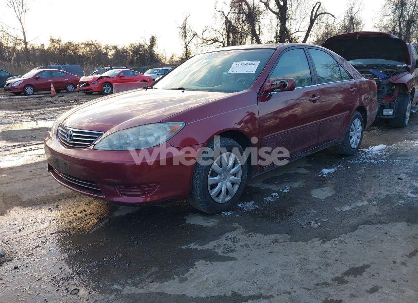 Photo 2 of 2005 Toyota Camry LE (VIN 4T1BE32K95U053771)
