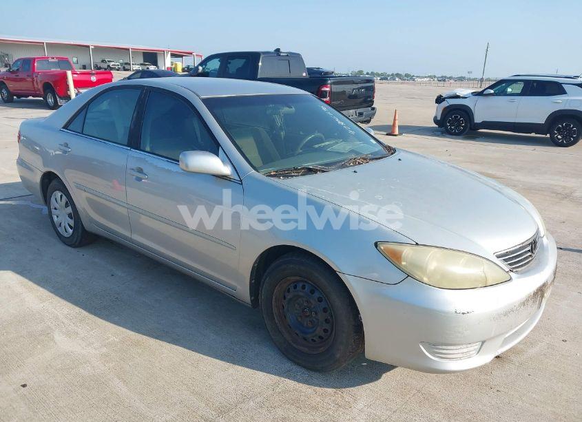 2005 Toyota Camry LE (VIN 4T1BE32K95U525869) main photo