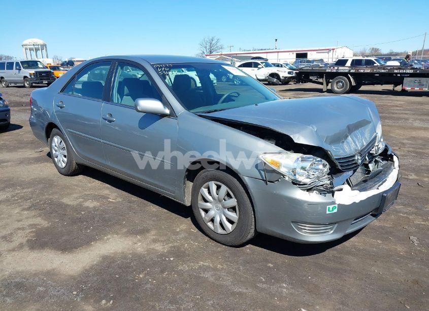 2005 Toyota Camry LE (VIN 4T1BE32K95U536077) main photo
