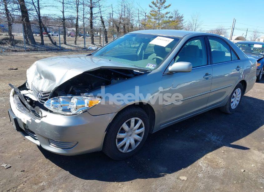 Photo 2 of 2005 Toyota Camry LE (VIN 4T1BE32K95U536077)