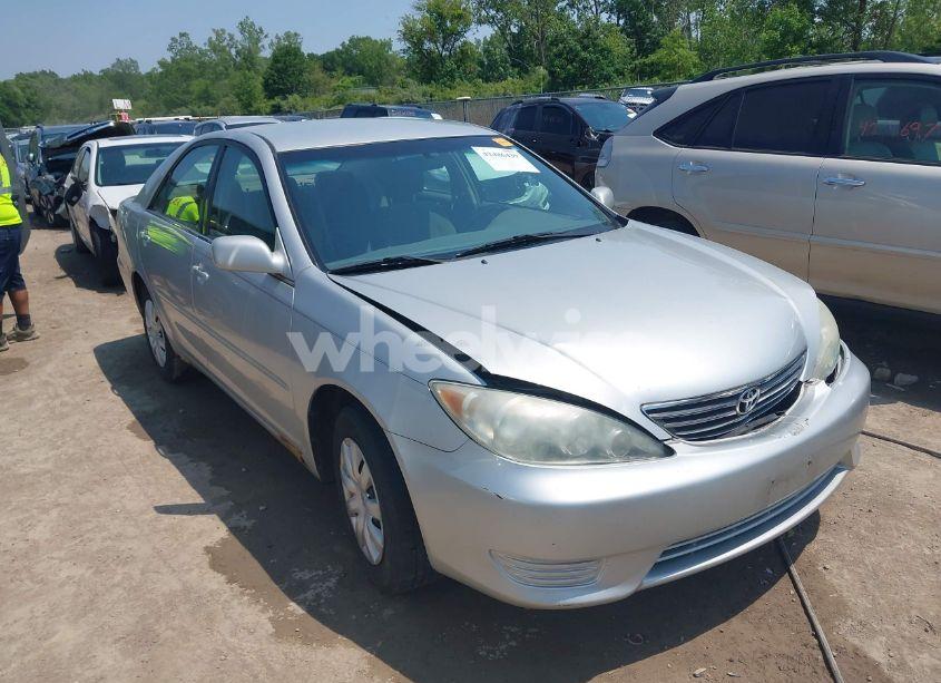 2005 Toyota Camry LE (VIN 4T1BE32K95U563280) main photo