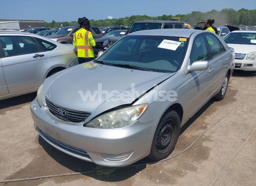 Photo 2 of 2005 Toyota Camry LE (VIN 4T1BE32K95U563280)