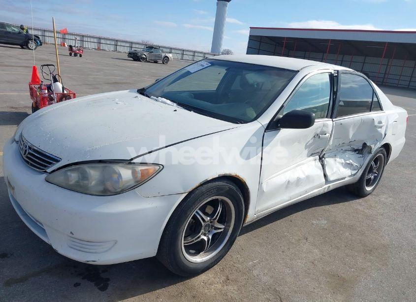 Photo 2 of 2005 Toyota Camry LE (VIN 4T1BE32K95U609058)