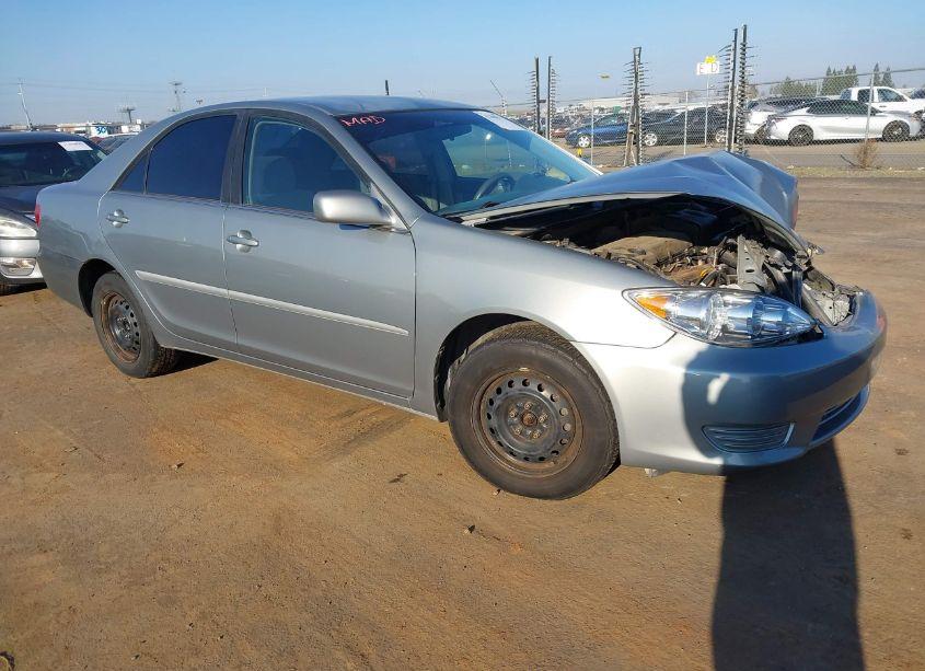 2005 Toyota Camry LE (VIN 4T1BE32K95U621212) main photo