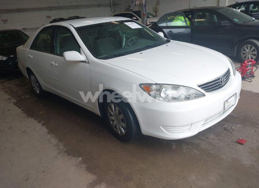 2005 Toyota Camry LE (VIN 4T1BE32K95U633618) main photo