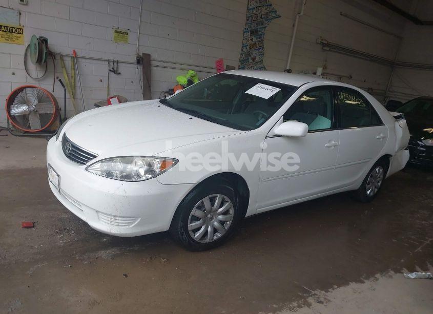 Photo 2 of 2005 Toyota Camry LE (VIN 4T1BE32K95U633618)