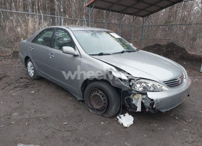 2005 Toyota Camry LE (VIN 4T1BE32K95U952355) main photo