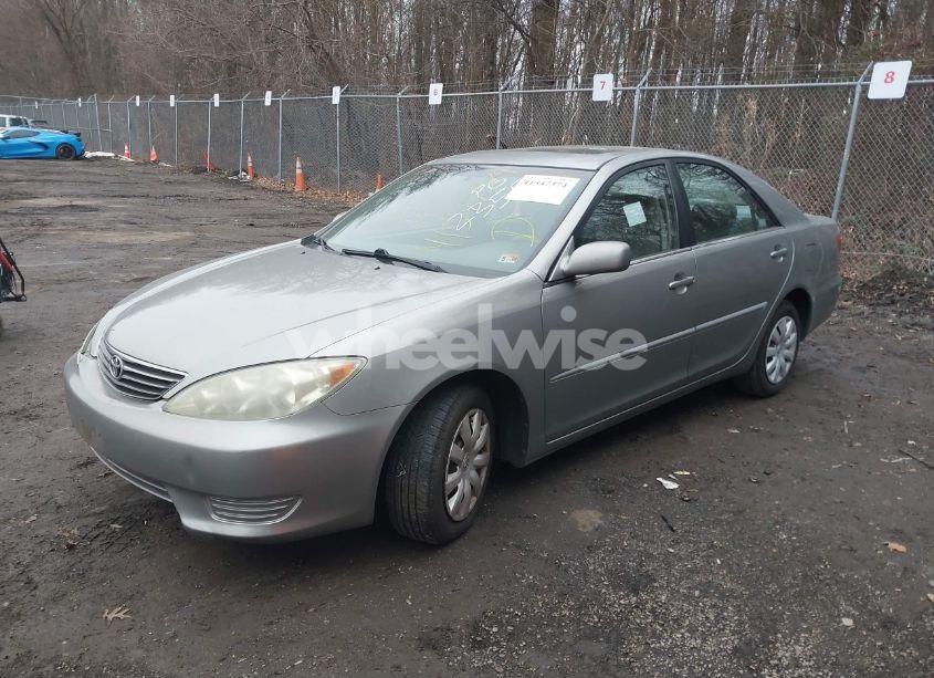 Photo 2 of 2005 Toyota Camry LE (VIN 4T1BE32K95U952355)