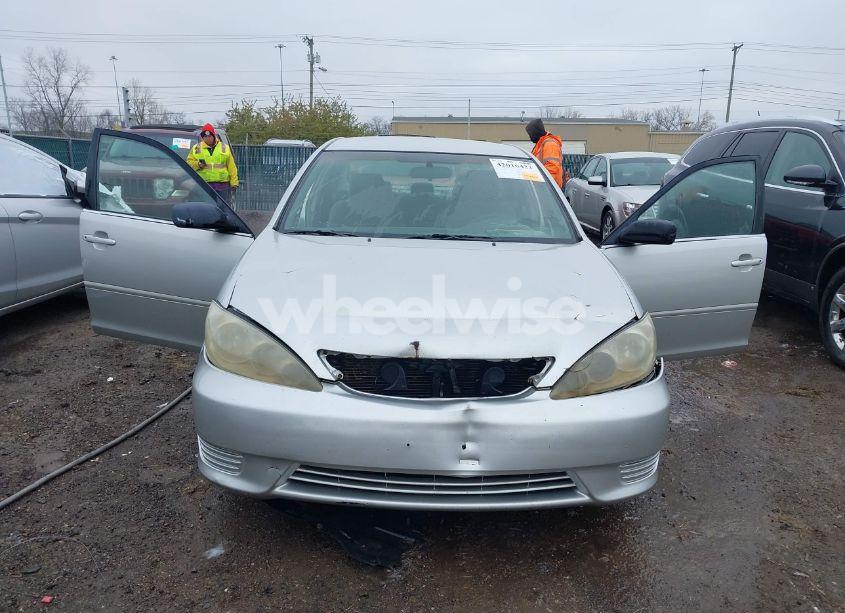 Photo 6 of 2005 Toyota Camry STD (VIN 4T1BE32K95U969317)