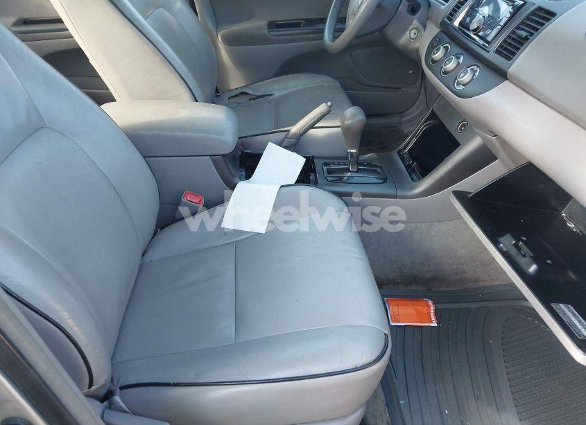 Photo 5 of 2005 Toyota Camry STD (VIN 4T1BE32K95U978017)