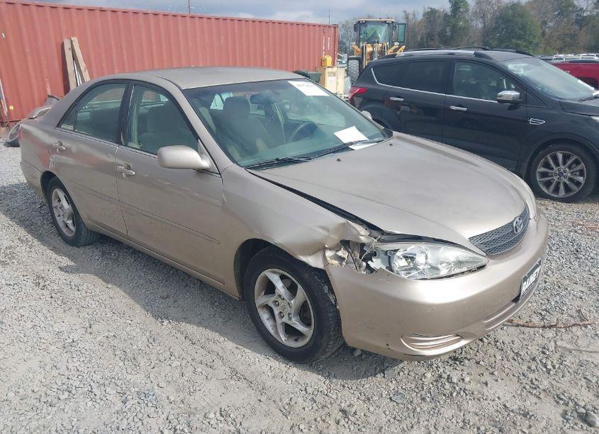 2002 Toyota Camry XLE (VIN 4T1BE32KX2U057839) main photo