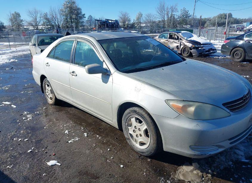 2002 Toyota Camry LE (VIN 4T1BE32KX2U081705) main photo