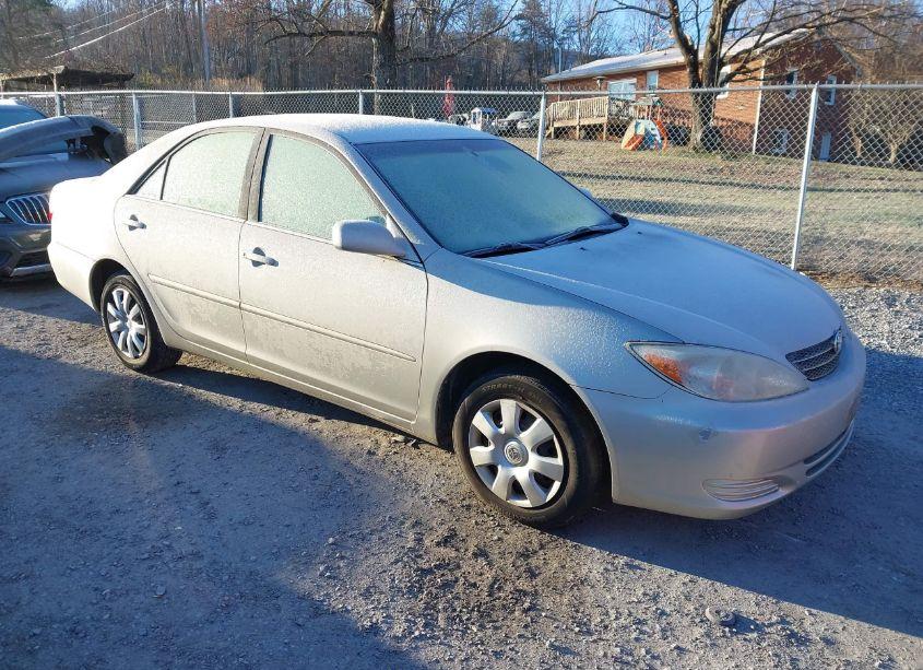 2002 Toyota Camry LE (VIN 4T1BE32KX2U089030) main photo