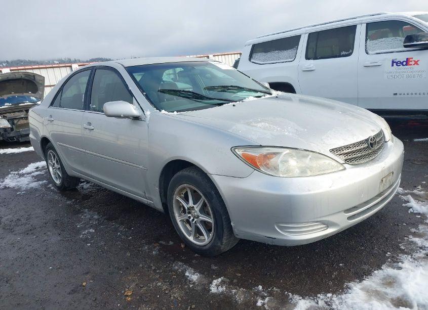 2002 Toyota Camry LE (VIN 4T1BE32KX2U518294) main photo