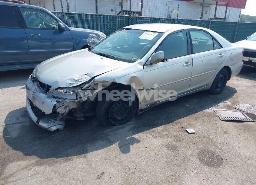 Photo 2 of 2002 Toyota Camry LE (VIN 4T1BE32KX2U552087)