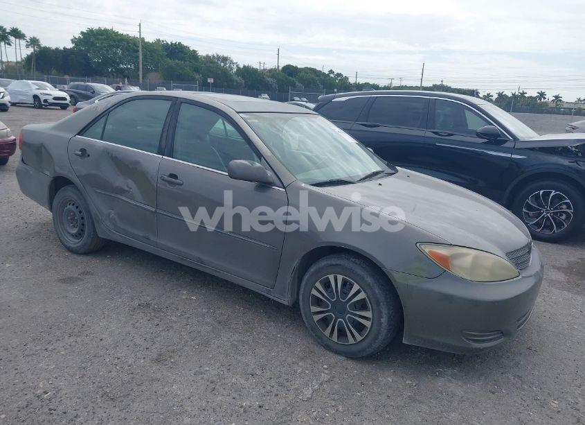 2002 Toyota Camry XLE (VIN 4T1BE32KX2U580391) main photo