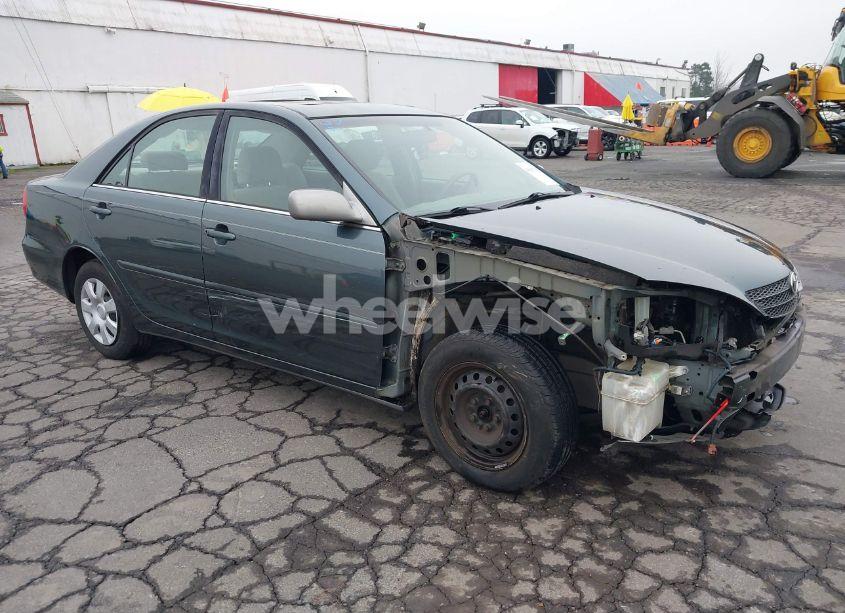 2002 Toyota Camry LE (VIN 4T1BE32KX2U588166) main photo