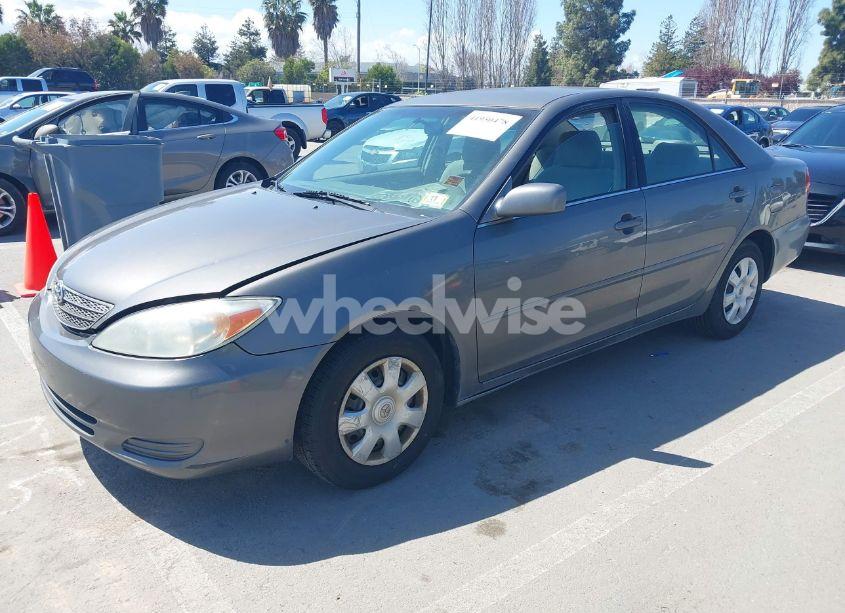 Photo 2 of 2002 Toyota Camry LE (VIN 4T1BE32KX2U639987)