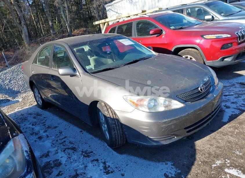2002 Toyota Camry LE (VIN 4T1BE32KX2U640749) main photo